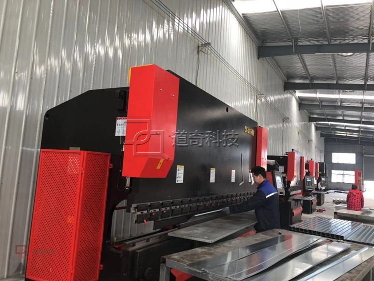 數(shù)控剪折彎機器12臺